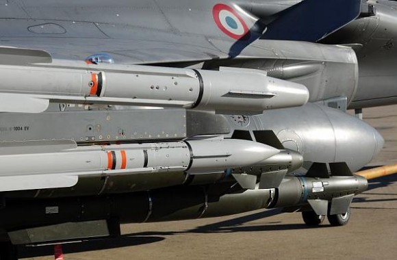Rafale em teste com seis AASM dois Meteor quatro Mica e três tanques de 2000l - foto 3 Dassault