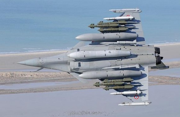 Rafale em teste com seis AASM dois Meteor quatro Mica e três tanques de 2000l - foto Dassault