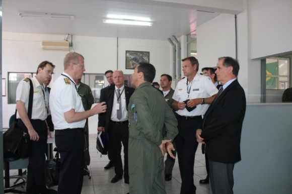 Comitiva da Força Aérea da Suécia conhece instalações da BAAN - foto FAB