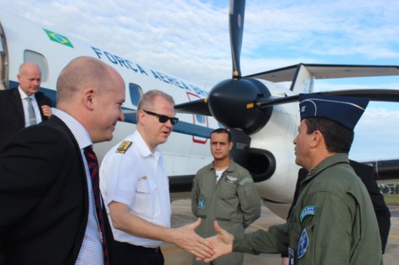 Comitiva da Força Aérea da Suécia recepcionada pelo comandante da BAAN - foto FAB