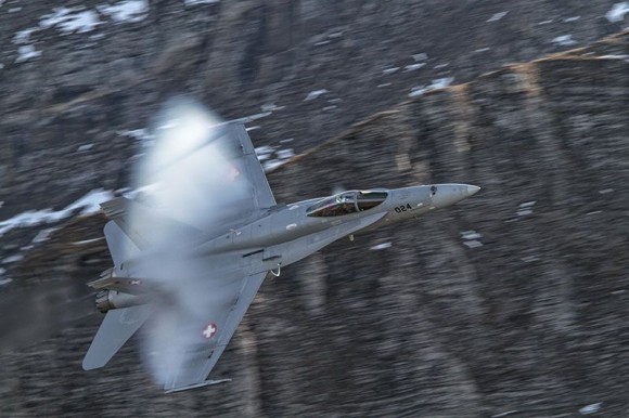 F-18 Hornet em apresentação solo - foto 3 Força Aérea Suíça