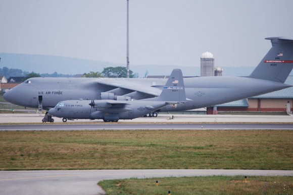 C-5 Galaxy e C-130 Hercules