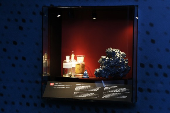 Frascos do laboratório de Alfred Nobel são algumas das peças expostas