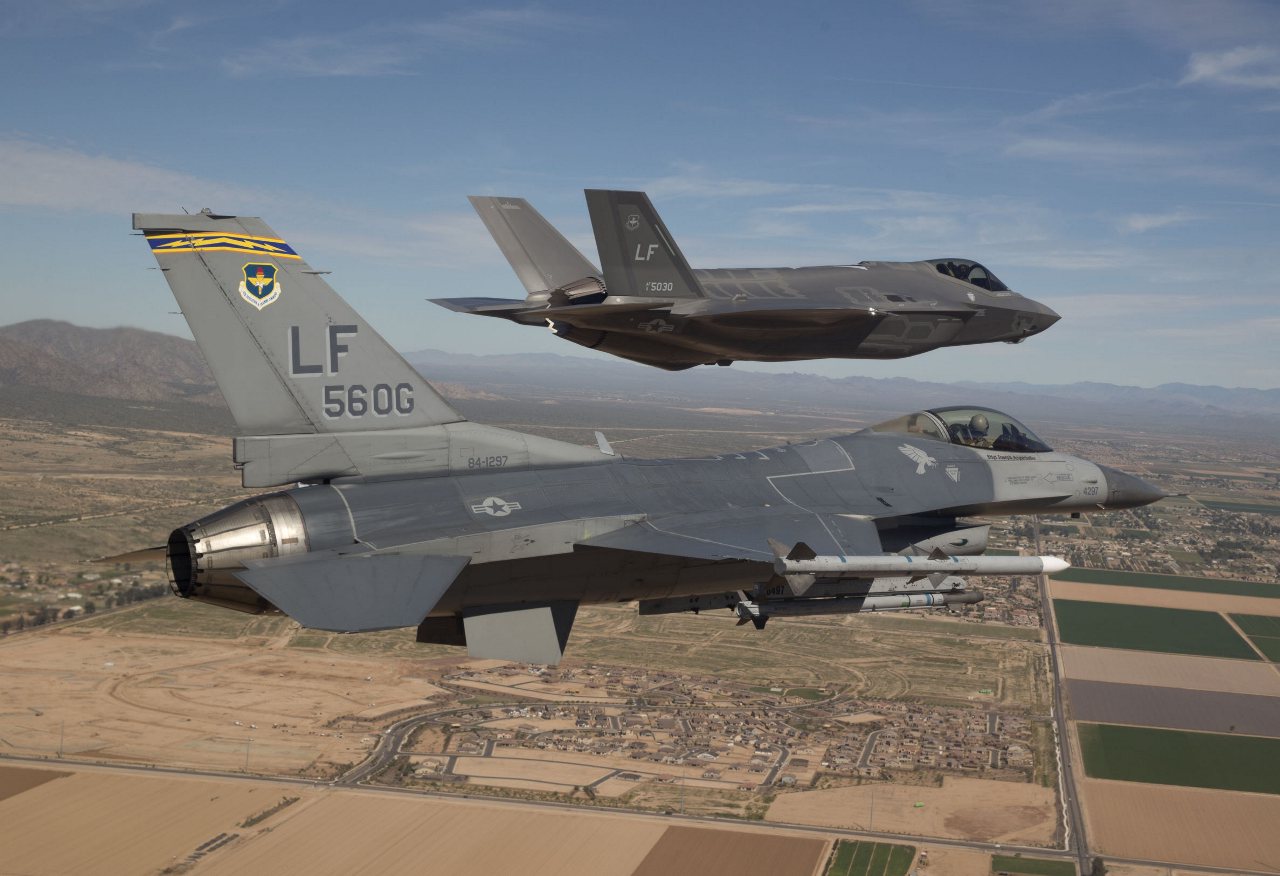 primeiro F-35 chega a Luke AFB - foto USAF