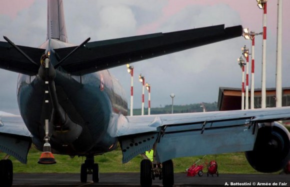 C135 francês com cesta na ponta do Flying Boom - missão da FAS em La Reunion - foto Força Aérea Francesa