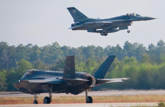 F-35 e F-16 em treinamento conjunto - foto USAF