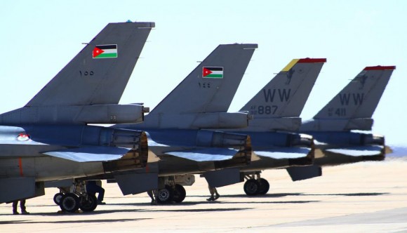 Exercício Eager Tiger 2014 - caças F-16 Jordânia e EUA - foto USAF