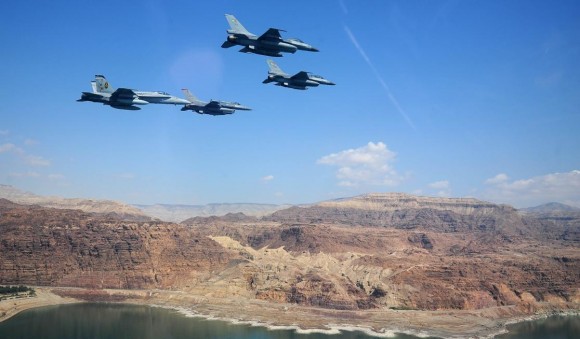 Exercício Eager Tiger 2014 - caças F-18 USMC e F-16 Jordânia e EUA sobrevoam Mar Morto - foto USAF