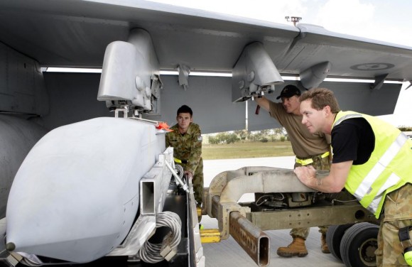 Exercício Stoneage - Super Hornet da RAAF é armado com JSOW - foto MD Australia