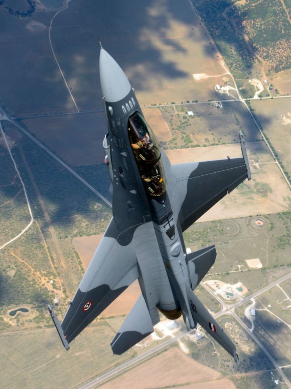 F-16 Iraque - primeiro voo - foto via Code One Magazine - Lockheed Martin