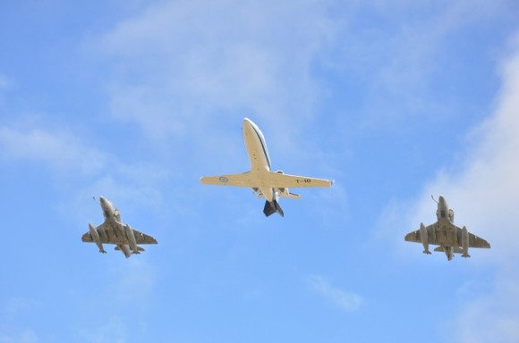 Lear Jet com chefe estado maior FAA escoltado por dois A-4AR - foto Força Aérea Argentina
