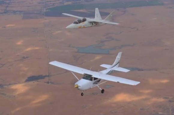 Scorpion em voo de baixa velocidade com Cessna 182 - foto Textron