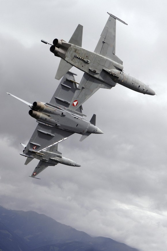 caças Eurofighter e F-5 nas cores da Áustria - foto Forças Armadas Austríacas