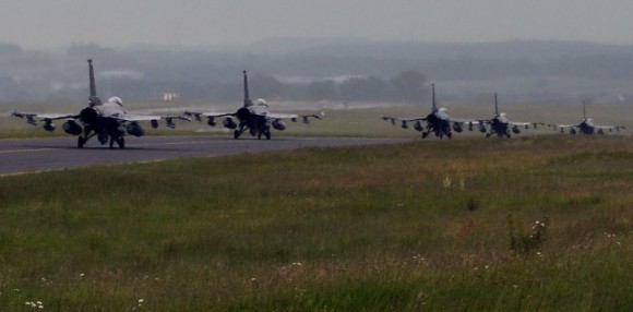 Caças F-16 taxiando em Spangdahlem antes de ir para Polônia - foto USAF