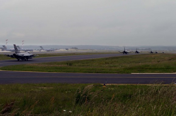 Caças F-16 taxiando em Spangdahlem antes de ir para Polônia - foto completa USAF