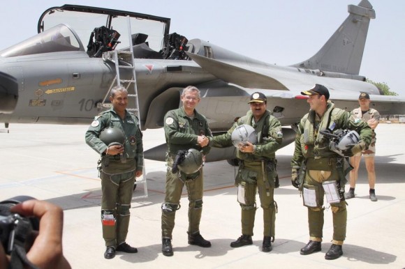 Comandantes forças aéreas indiana e francesa e Rafale no Garuda V - foto via twitter Dassault