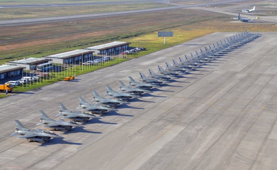 Caças F-16 da Força Aérea Chilena na linha de voo
