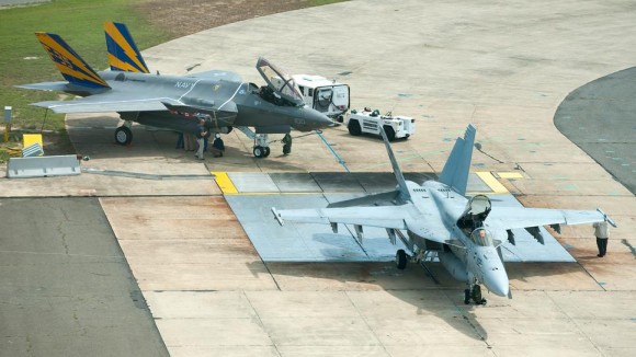 F-35C e F-18 Super Hornet em testes de defletores - foto USN