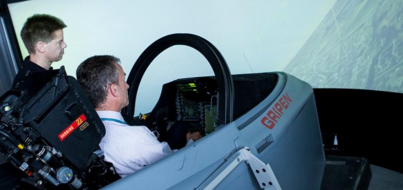 Farnborough - simulador Gripen - foto Saab