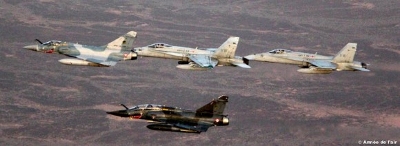 caças Mirage 2000 e F-18 no Dijibouti - foto 2 Força Aérea Francesa