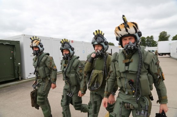 pilotos com capacetes de tigre - Tiger Meet 2014 - foto Luftwaffe