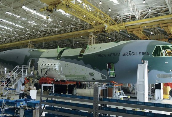 protótipo KC-390 na linha da Embraer - foto via AIN Online