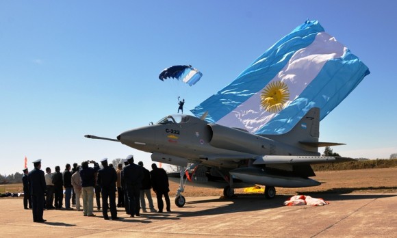 A-4B C222 El Tordillo restaurado pela Área de Material Rio IV - foto Força Aérea Argentina