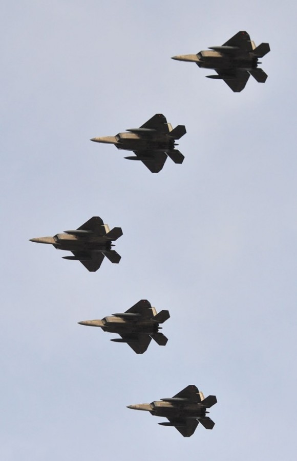 F-22 em formatura de cinco aeronaves - foto USAF
