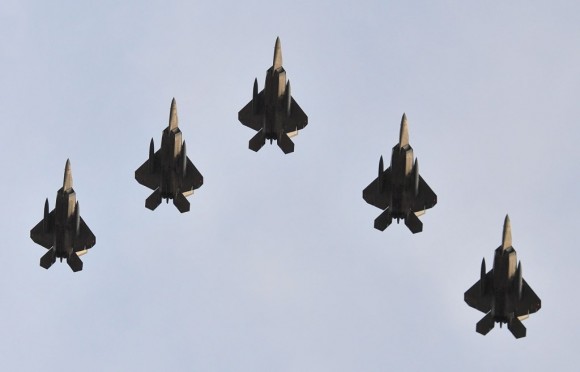 F-22 em formatura de cinco aeronaves - recorte foto USAF