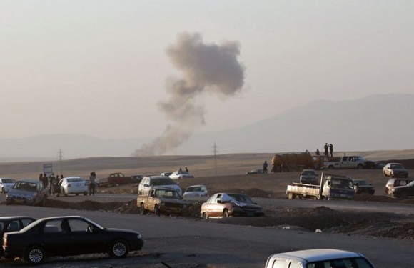 Fumaça de ataque aéreo no norte do Iraque em 8-8-14 - foto AP via G1