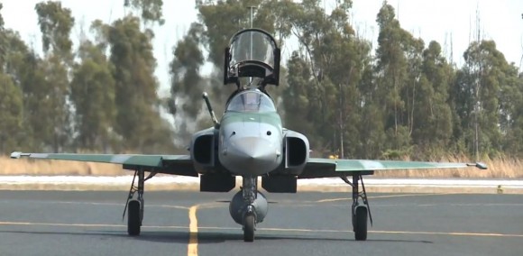 Operação Sabre - exercício de combate BVR - F-5EM taxiando - cena vídeo FAB