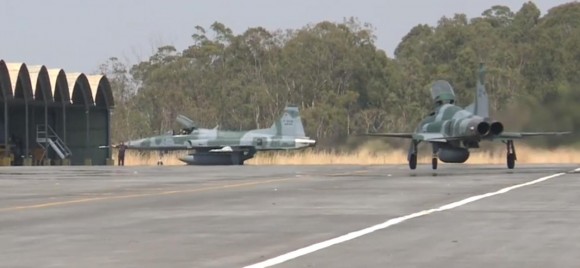 Operação Sabre - exercício de combate BVR - caças F-5EM taxiando - cena 2 vídeo FAB