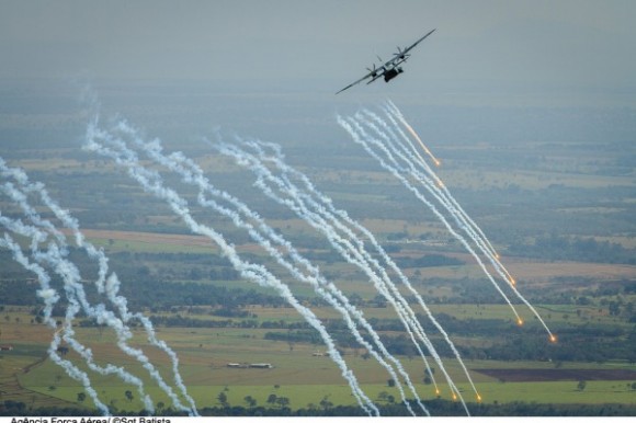 Transportex - C-105 Amazonas lança flares - foto 2 FAB