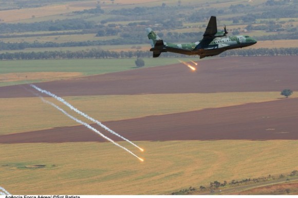 Transportex - C-105 Amazonas lança flares - foto FAB