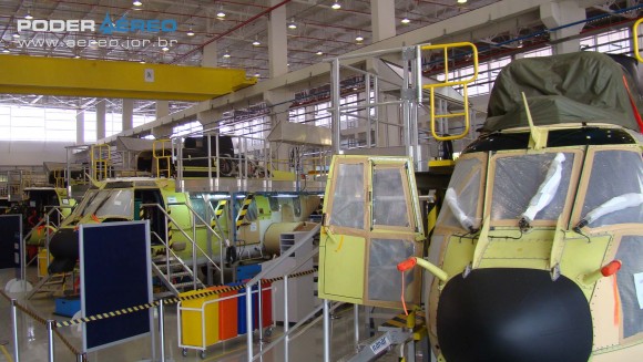 EC 725 em montagem em Itajubá na inauguração hangar montagem Helibras - foto Nunão - Poder Aéreo