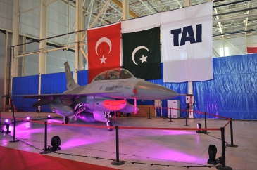 Entrega últimos F-16 paquistaneses modernizados na Turquia - foto TAI