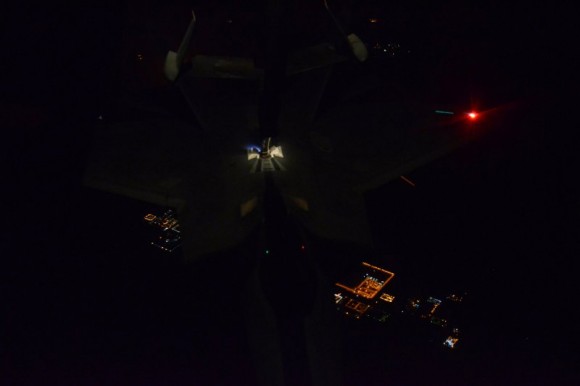 F-22 reabastece em voo na ida ao ataque ao EI na Síria - foto 2 USAF via Daily Beast