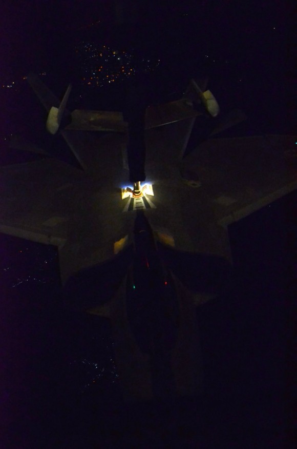 F-22 reabastece em voo na ida ao ataque ao EI na Síria - foto USAF via Daily Beast