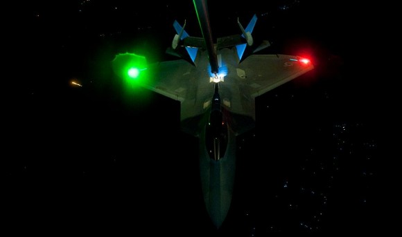 F-22 reabastece em voo na ida de missão de 26set - foto 3 USAF via The Avionist