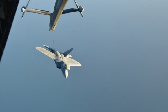 F-22 reabastece em voo na volta do ataque ao EI na Síria - foto 2 USAF via Daily Beast