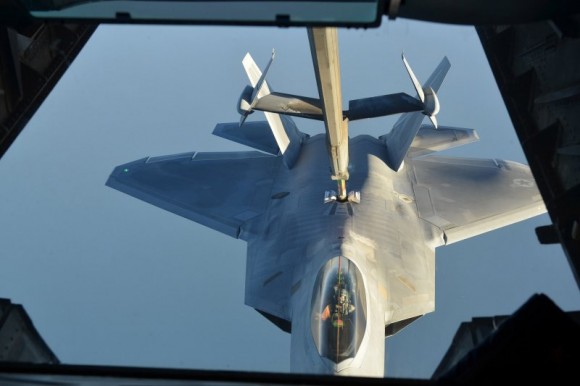F-22 reabastece em voo na volta do ataque ao EI na Síria - foto 3 USAF via Daily Beast
