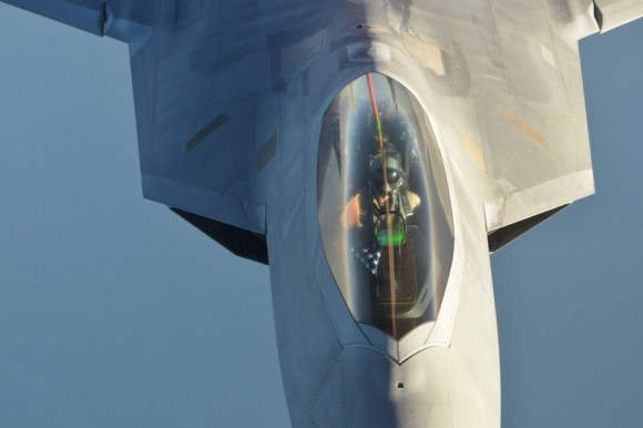 F-22 reabastece em voo na volta do ataque ao EI na Síria - foto 4 USAF via Daily Beast