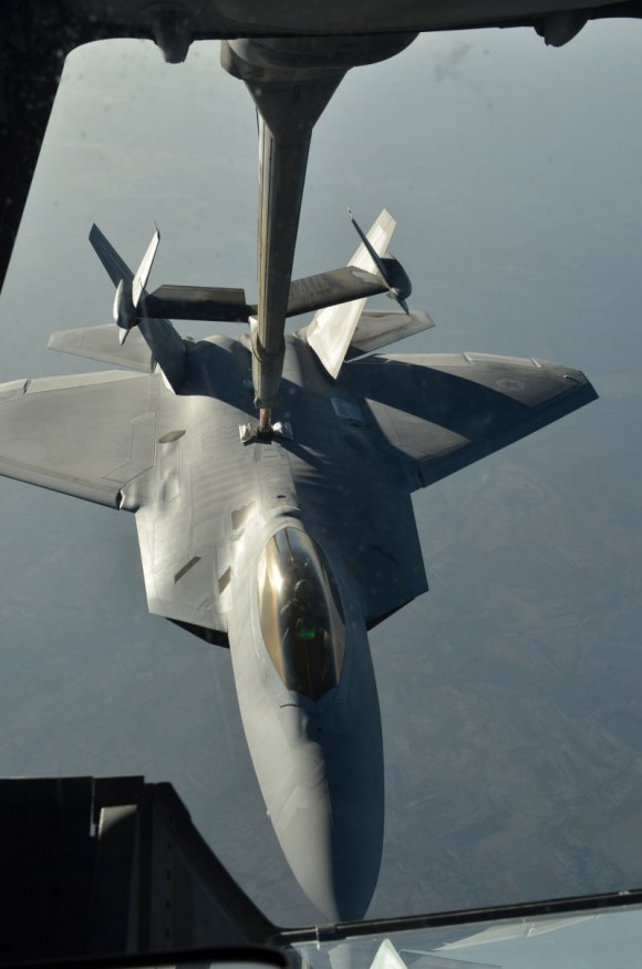 F-22 reabastece em voo na volta do ataque ao EI na Síria - foto USAF via Daily Beast