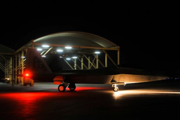 F-22 taxia antes de decolar para o ataque ao EI na Síria - foto 4 USAF via Daily Beast