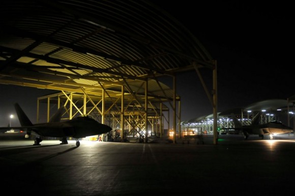 F-22 taxia antes de decolar para o ataque ao EI na Síria - foto USAF via Daily Beast