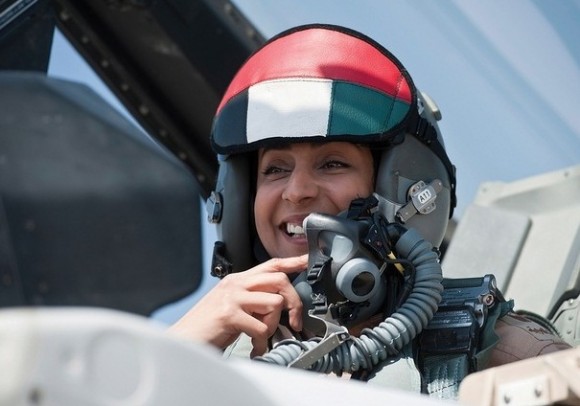Major Mariam Al Mansouri - mulher piloto de F-16 que liderou ataque dos Emirados ao EI - foto 2 via The National