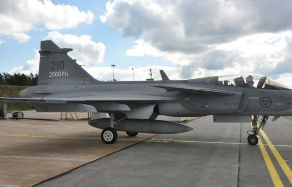 Primeiro Gripen C no mundo a atingir 2000 horas de voo - foto 2 Forças Armadas da Suécia