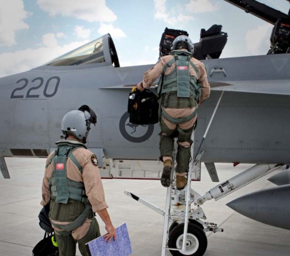 Tripulantes de Super Hornet australiano preparam-se para partir para o Oriente Médio - foto Min Def Australia