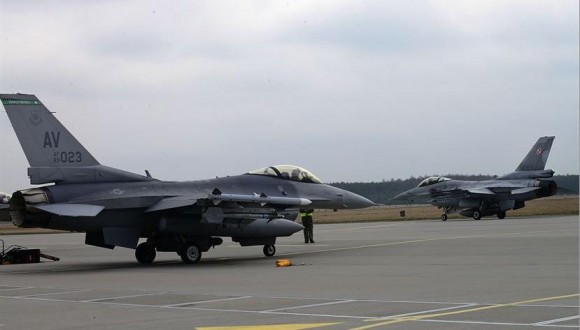 caças F-16 da USAF e da Força Aérea Polonesa - foto USAF