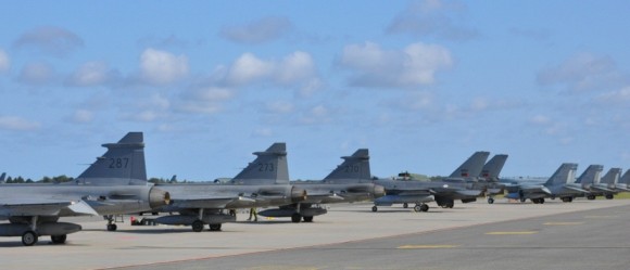 BRTE-19 - linha de voo com Gripen F-16 e F-18 - foto Forças Armadas da Suécia